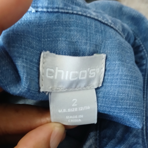 Chico's Denim Blue Ruffled Button Down Shirt Sz 12 Casual Office Wear Travel - Picture 7 of 7